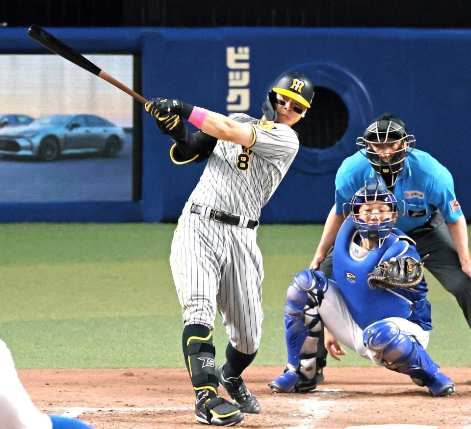 　３回、右前打を放つ佐藤輝（撮影・立川洋一郎）