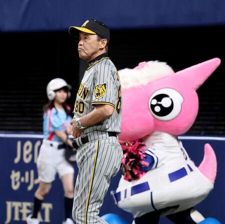 　７回、投手交代のためベンチを出る岡田監督（撮影・田中太一）