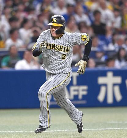 　　８回、前川の二塁打で一塁から本塁へ激走する大山（撮影・飯室逸平）