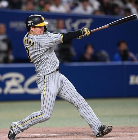 　８回、猛打賞となる左前打を放つ大山（撮影・飯室逸平）