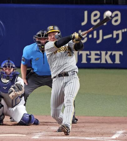 　８回、左前打を放つ大山（撮影・立川洋一郎）