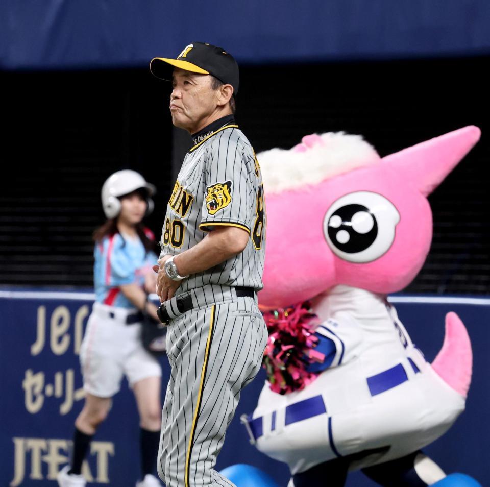 　７回、投手交代のためベンチを出る岡田監督（撮影・田中太一）