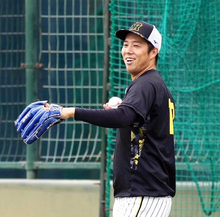 　笑顔を見せ、キャッチボールする青柳（撮影・山口登）