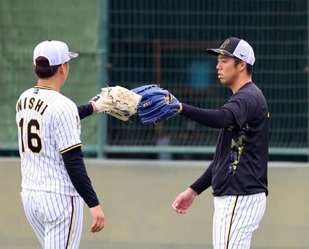 　キャッチボールを終え、西勇（左）とグラブでタッチする青柳（撮影・山口登）