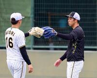 　キャッチボールを終え、西勇（左）とグラブでタッチする青柳（撮影・山口登）