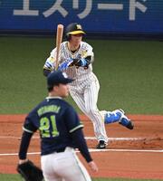 　１回、左前打を放つ近本（撮影・飯室逸平）