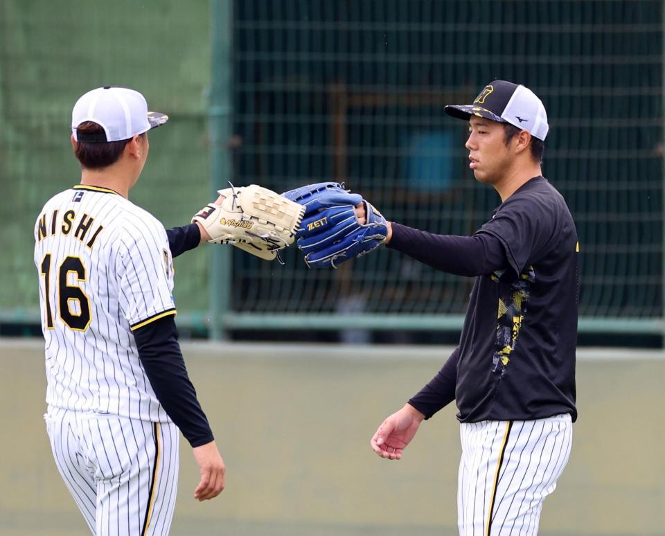 　キャッチボールを終え、西勇（左）とグラブでタッチする青柳（撮影・山口登）