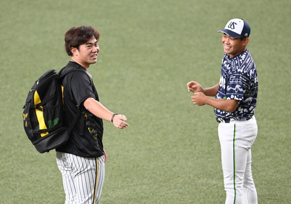 　田口（右）と談笑する桐敷（撮影・飯室逸平）