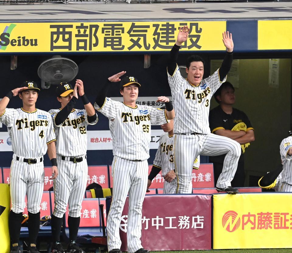 　８回、追加点に沸く大山（右端）ら阪神ナイン（撮影・飯室逸平）