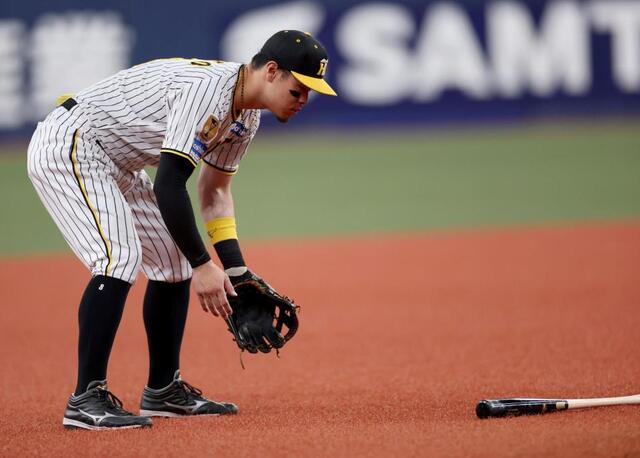 阪神 佐藤輝明のほっこりシーン 目の前に転がってきたバットを腰を