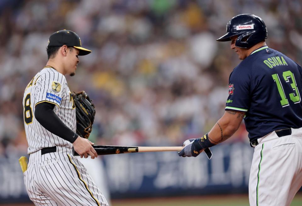 　最後はバットをオスナに手渡す佐藤輝（撮影・田中太一）