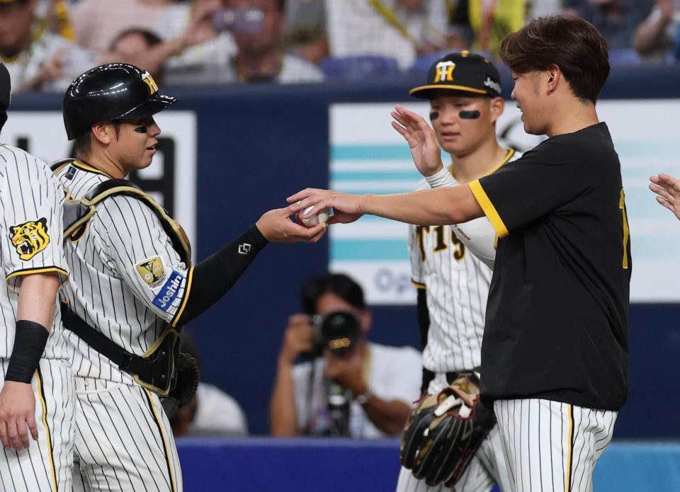 　梅野からウイニングボールを受け取る西勇（撮影・田中太一）