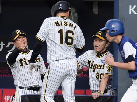 　２回、生還した西勇を迎える岡田監督（右）と平田ヘッドコーチ（撮影・田中太一）