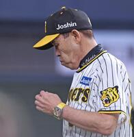 　６回裏の攻撃を終え、選手交代を告げた岡田監督（撮影・中田匡峻）