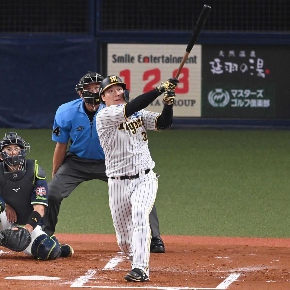 　１回、１２号２ランを放つ大山（撮影・飯室逸平）