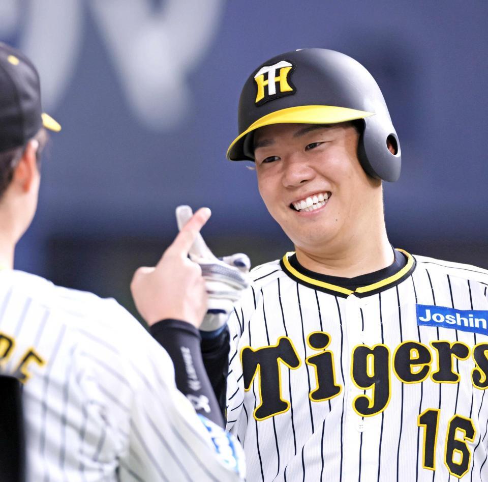 　２回、中野の適時打で生還し、出迎えるナインと指でタッチを交わす西勇（撮影・立川洋一郎）