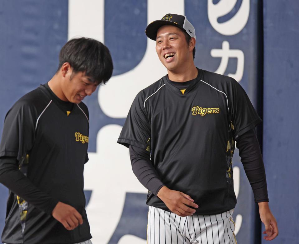 　笑顔を見せる青柳。左は高橋（撮影・中田匡峻）