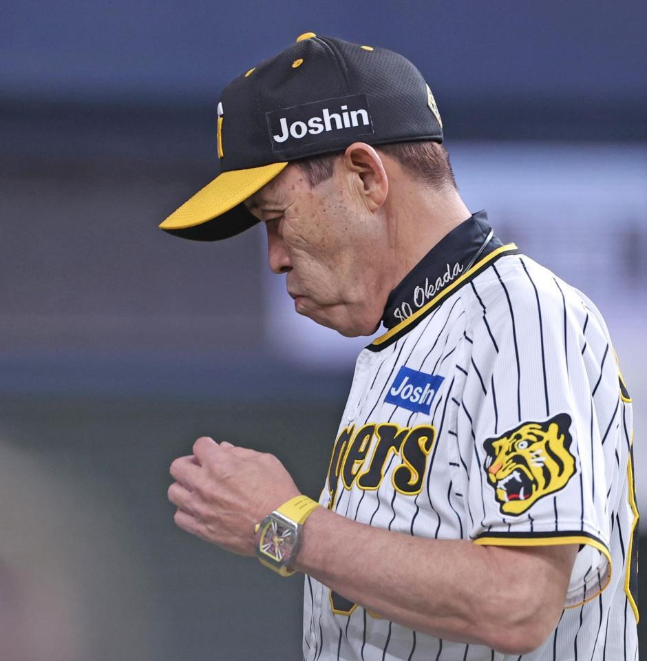 　６回裏の攻撃を終え、選手交代を告げた岡田監督（撮影・中田匡峻）