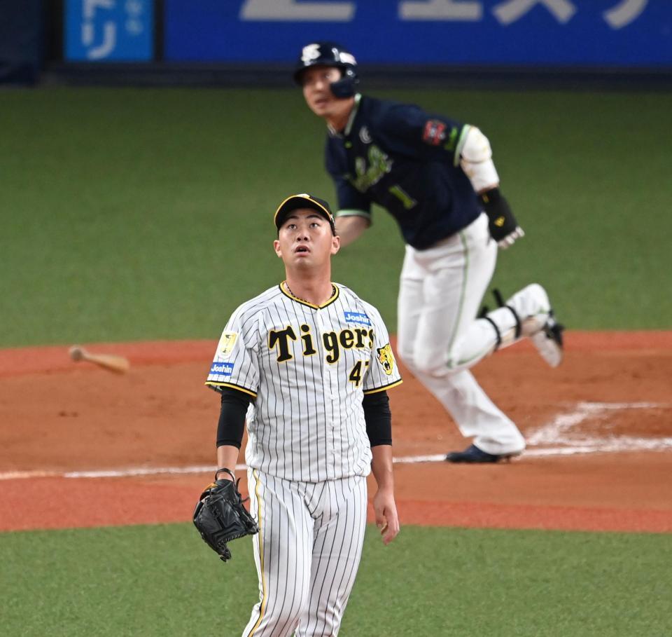 　９回、山田に勝ち越し二塁打を打たれ、打球を見つめる桐敷（撮影・飯室逸平）