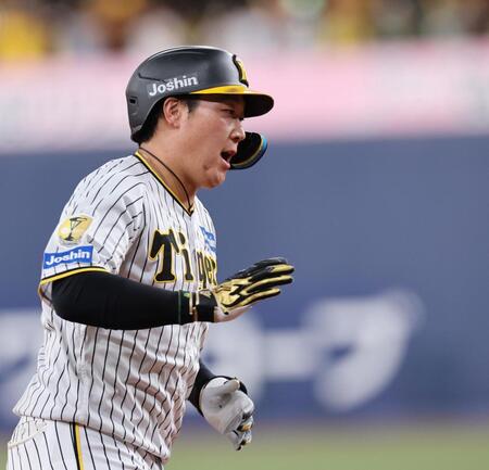 　８回、ソロを放ち、本塁へ走る大山（撮影・田中太一）