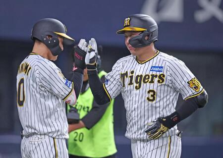 　８回、左越えに同点ソロを放ち木浪（左）とタッチを交わす大山（撮影・中田匡峻）