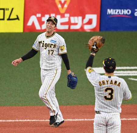 　４回、べースカバーに走り、笑顔で大山に声をかける青柳（撮影・飯室逸平）