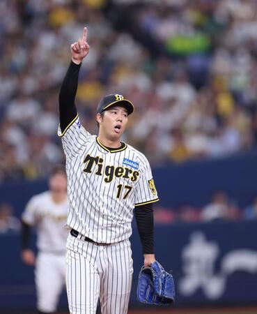 　１回、オスナの打球を指刺す青柳（撮影・中田匡峻）