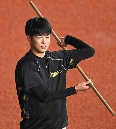 　登板へ向け調整する高橋（撮影・飯室逸平）