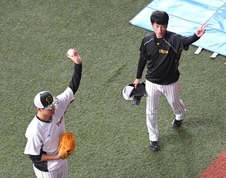 　大竹（左）と話す高橋（撮影・飯室逸平）