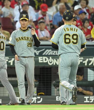 　７回、ピンチをしのいだ石井を出迎える高橋（撮影・市尻達拡）