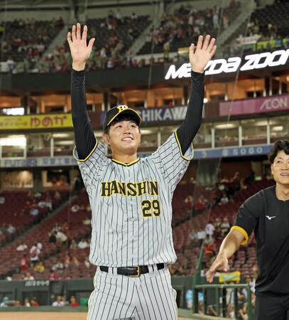 　２勝目を挙げスタンドの歓声に応えて手を振る高橋（撮影・立川洋一郎）