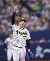 　１回、オスナの打球を指刺す青柳（撮影・中田匡峻）