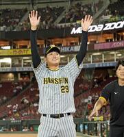 　２勝目を挙げスタンドの歓声に応えて手を振る高橋（撮影・立川洋一郎）