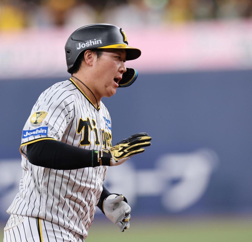 　８回、ソロを放ち、本塁へ走る大山（撮影・田中太一）