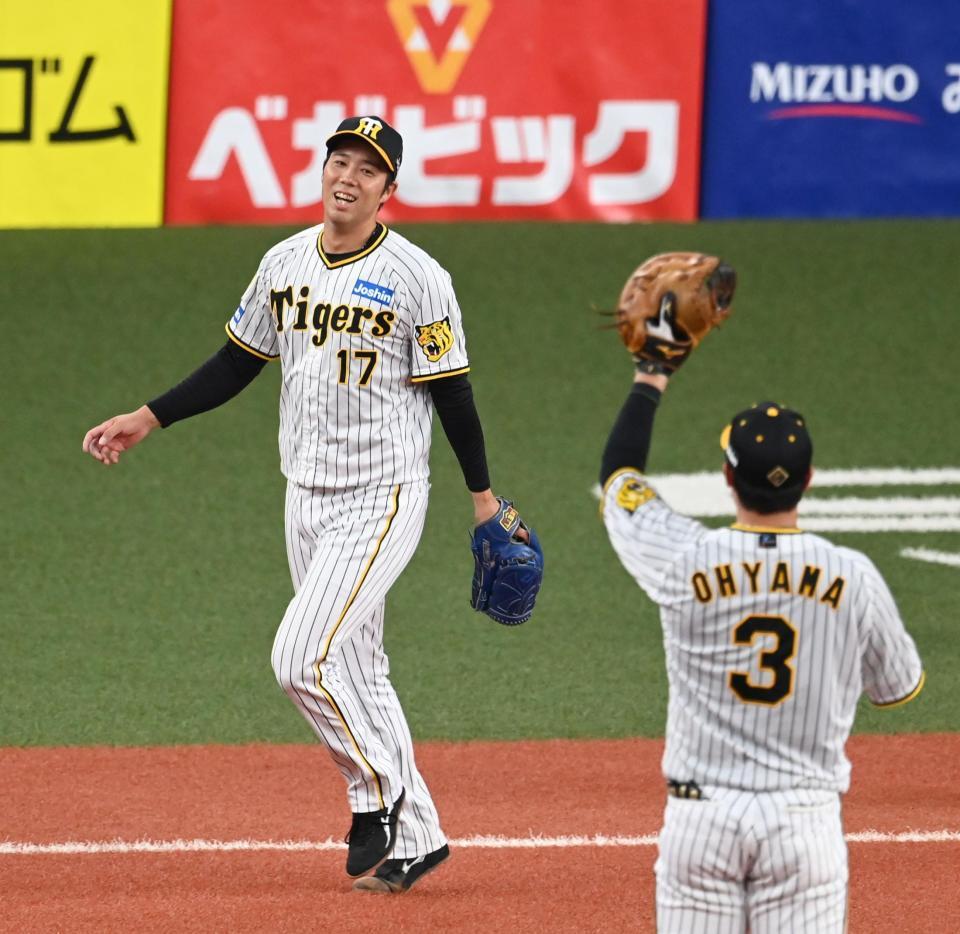 　４回、べースカバーに走り、笑顔で大山に声をかける青柳（撮影・飯室逸平）