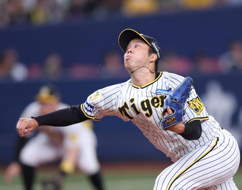 　力投する先発投手の青柳（撮影・中田匡峻）