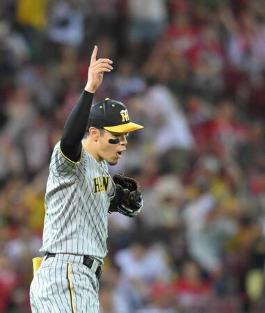 　３連戦初戦を勝利で終え、指をさす佐藤輝（撮影・市尻達拡）