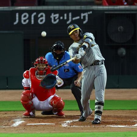 　４回、中越えに三塁打を放つ小野寺（捕手・石原）＝撮影・山口登