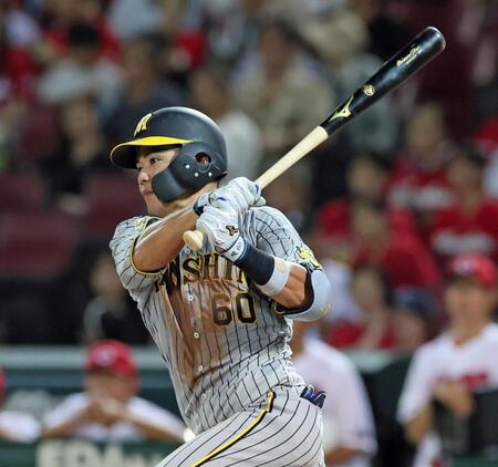 　６回、左前打を放つ小野寺（撮影・立川洋一郎）