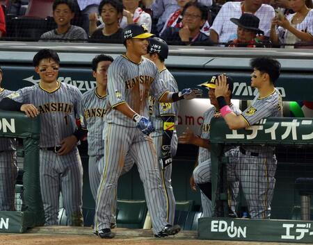 　４回、小野寺は生還し佐藤輝（右）らナインに迎えられる（撮影・山口登）