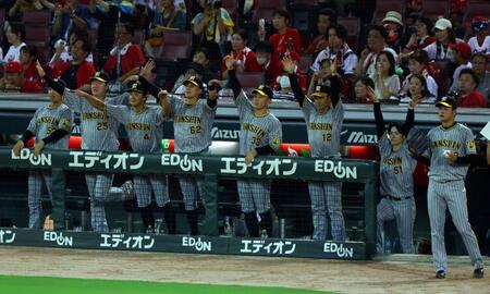 　５回、佐藤輝の適時打で盛り上がる阪神ナイン（撮影・山口登）