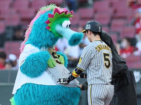 【写真】なぜそうなったw　近本にスラィリーがまさかのおねだり　試合開始直前のネクストサークルで「初めて見た」