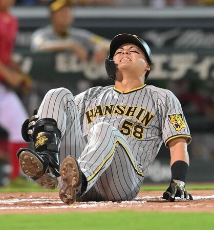 阪神・前川が左脛付近への死球で悶絶　１５３キロ直撃　代走が送られる　３試合ぶりスタメン