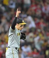 　３連戦初戦を勝利で終え、指をさす佐藤輝（撮影・市尻達拡）