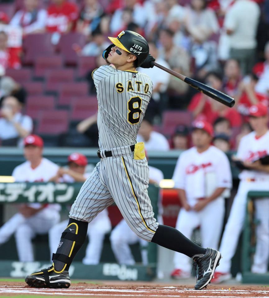 　１回、センターオーバーの適時三塁打を放つ佐藤輝（撮影・立川洋一郎）