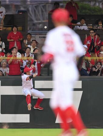 　３回、末包は森下の打球にジャンプするものの、打球はスタンドインする（撮影・市尻達拡）