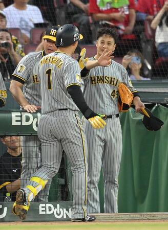 　３回、左越え３ランを放った森下を出迎える大竹（撮影・市尻達拡）