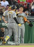 　３回、左越え３ランを放った森下を出迎える大竹（撮影・市尻達拡）