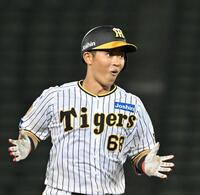 　７回、３ランを放ち、驚いた表情を見せる中川（撮影・北村雅宏）