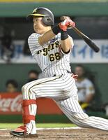 　７回、３ランを放つ中川（撮影・北村雅宏）